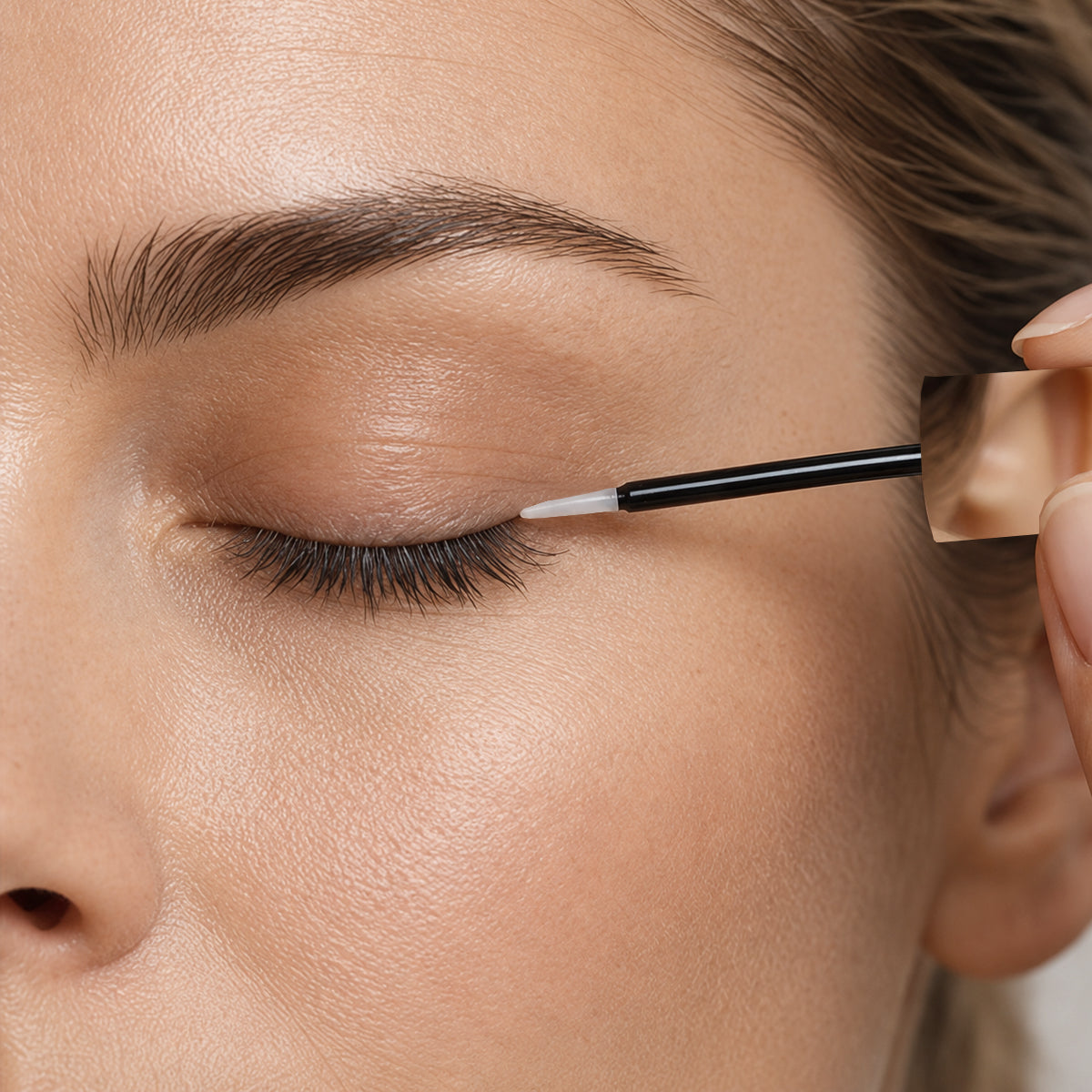 Serum wird am oberen Wimpernansatz aufgetragen
